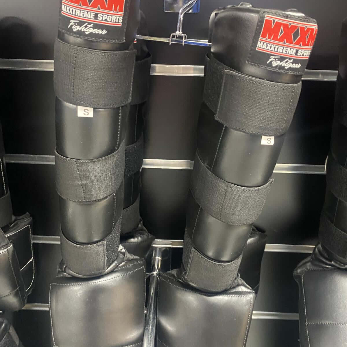 Maxxtreme S25 PU Schienbeinschoner - Kunstleder - Abriebfest & Flexibel - 3 Riemen - 1 Schlaufe - Alle Größen - PU S25 Klassifizierung - TexfitTrading.de