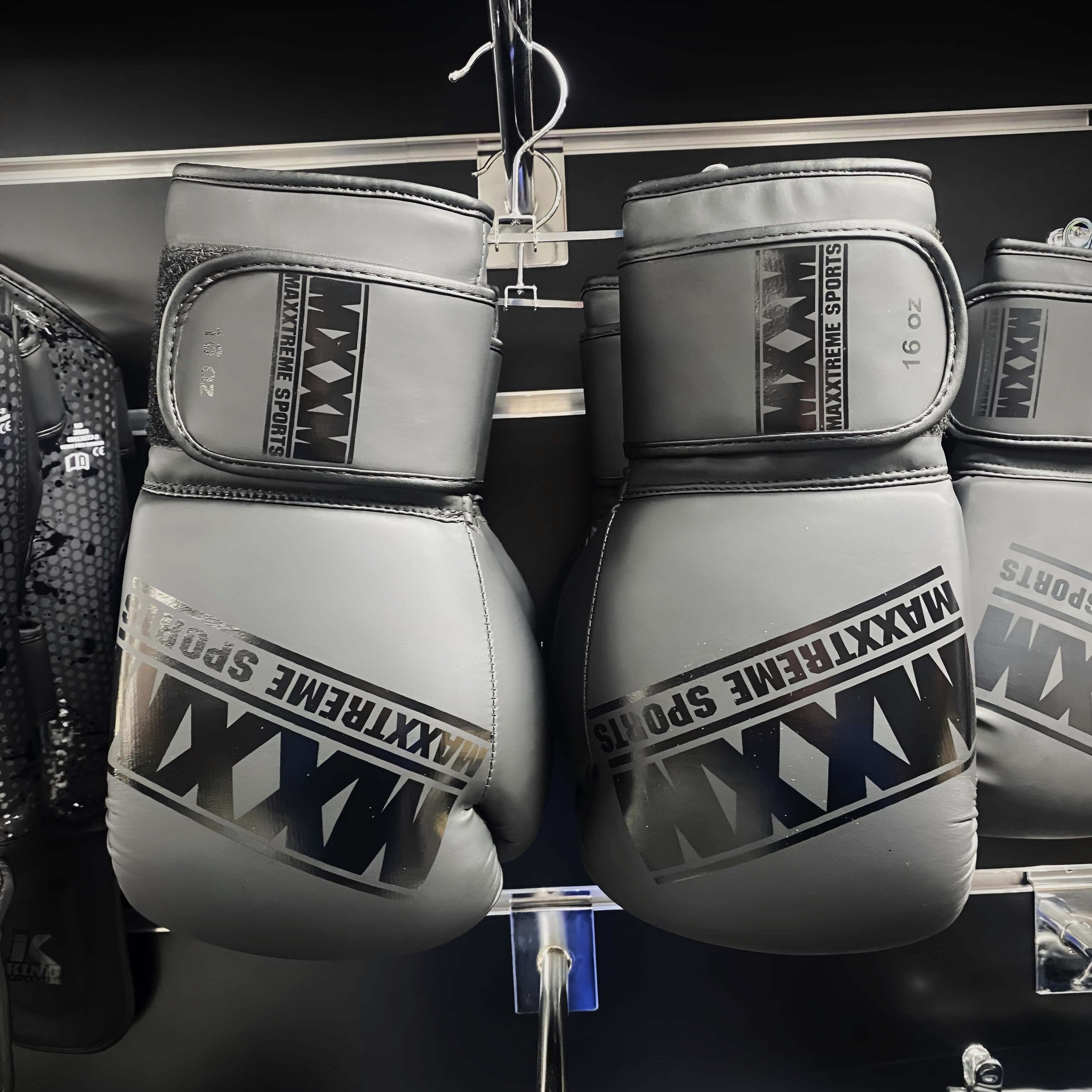 Boxhandschuhe PU verblast Alle Größen - ergonomische Boxhandschuhe von Maxxtreme in grau