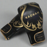 Muay Thai Boxhandschuhe für Anfänger in schwarz und gold mit Kaonah-Logo.