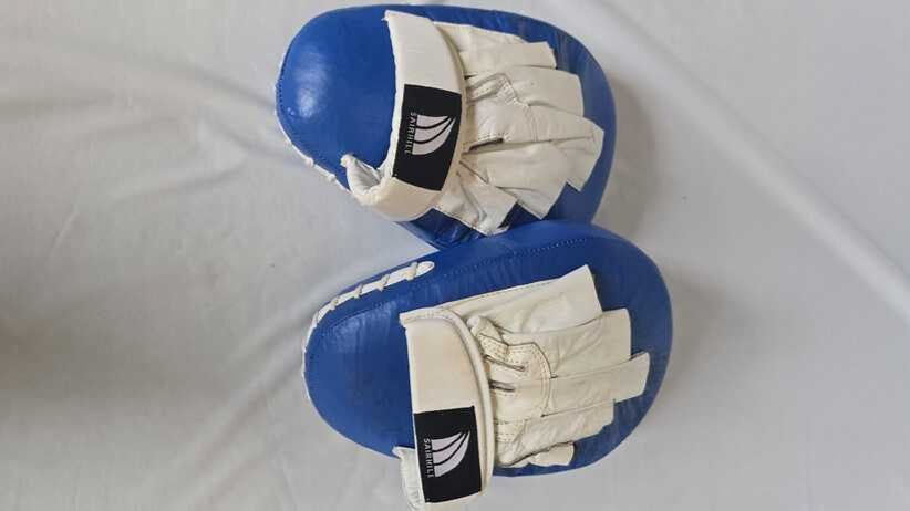 Schlaghandschuhe Handpolster Boxen in Blau und Weiß, ideal für Training und Schutz beim Boxen.
