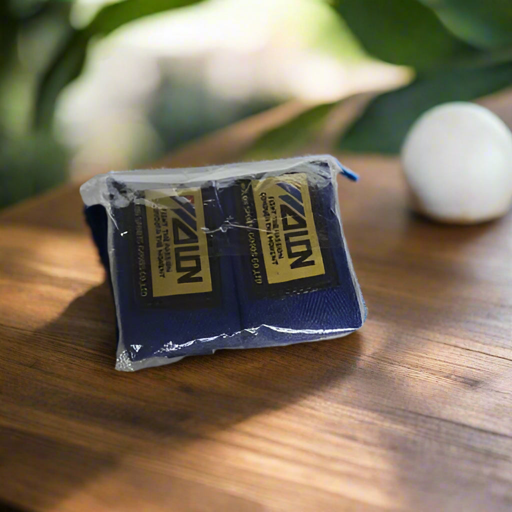 Muay Thai Box bandagen Sairhill – Die perfekte Wahl für Anfänger, Boxbandagen auf Holzuntergrund.
