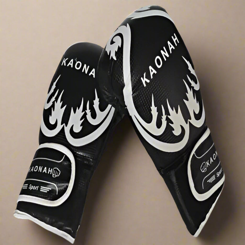 Muay Thai Boxhandschuhe für Anfänger von Kaonah in schwarz mit kreativen Designs