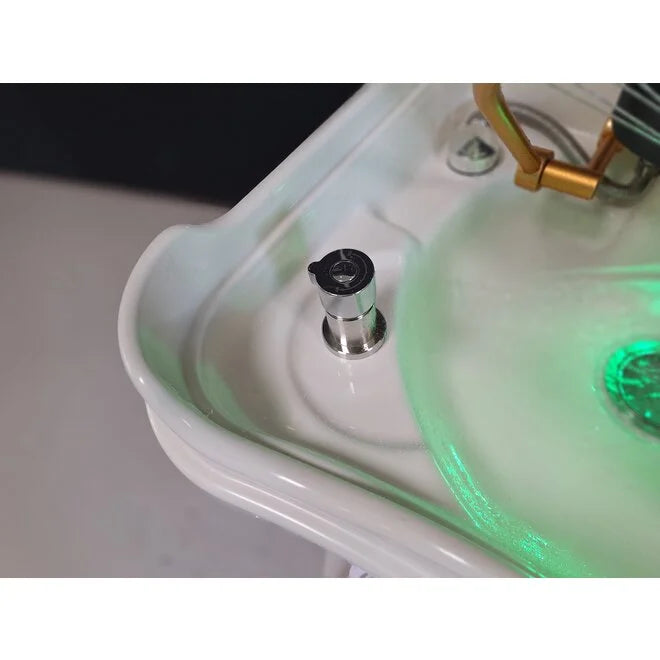 Detailaufnahme des mobilen japanischen Headspa Geräts mit integriertem Wasseranschluss.