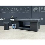 Japanische Headspa Liege für Wellness in modernem schwarzen Design mit Werkzeugen im Hintergrund.