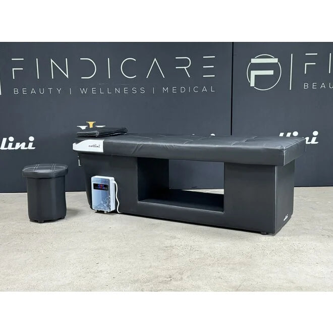 Japanische Headspa Liege für Wellness in modernem schwarzen Design mit Werkzeugen im Hintergrund.