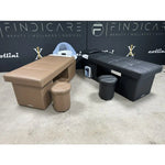 Japanische Headspa Liege für Wellness in einem modernen Wellness-Salon-Setup mit verschiedenen Liegen und Zubehör.