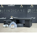 japanische Headspa Liege für Wellness mit Zubehör auf grauem Hintergrund von Collini