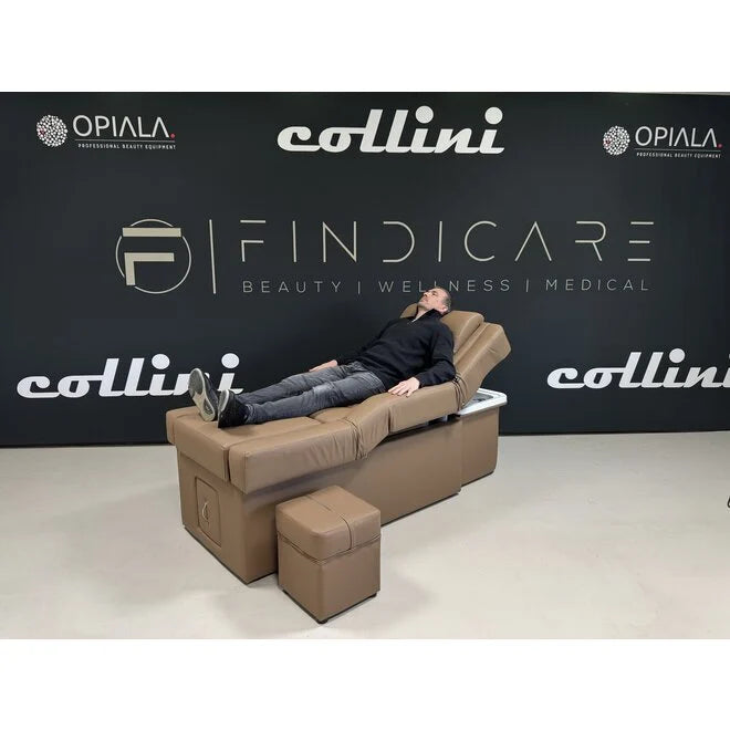 Elektrische japanische HeadSpa-Liege von Collini mit liegendem Kunden auf einem modernen Wellnessstuhl.