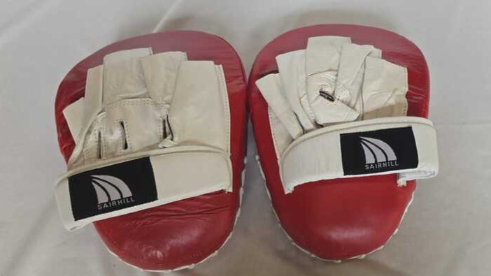Schlaghandschuhe Handpolster Boxen in rot mit schützender Polsterung von Sairhill für effektives Training.