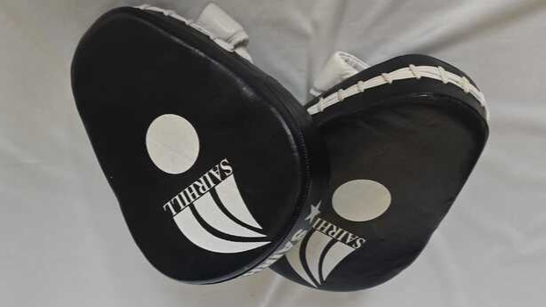 Schlaghandschuhe Handpolster Boxen in Schwarz mit robustem Kunstleder für optimales Training und Schutz.